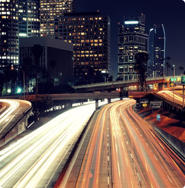 Cidade com ruas que permitem andar em alta velocidade, uma analogia à eficiência e agilidade do DataWise +.