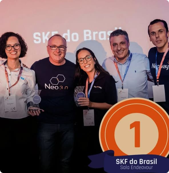 Três homens e duas mulheres em pé representando os times da SKF e Neoway enquanto usam crachás.